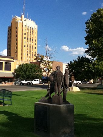 Pioneers Statue Enid.jpg