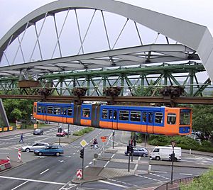 Schwebebahn ueber Strasse