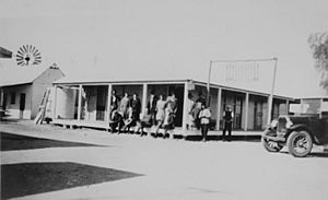 StateLibQld 1 118076 Patrons of the Green Gate Hotel on the verandah, Adavale, 1928