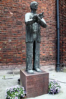 Dietrich Bonhoeffer, Skulptur an der Hauptkirche Sankt Petri (Hamburg)