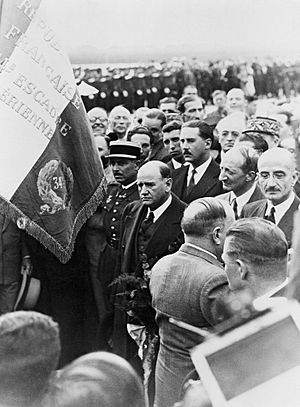 Édouard Daladier sur l'aérodrome du Bourget à son retour de Munich