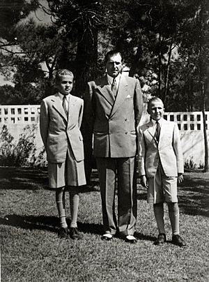 Juan Carlos de Borbón junto a su padre y su hermano Alfonso (1 de 1) - Fondo Marín-Kutxa Fototeka