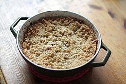 Vegan apple crumble (8293111737).jpg