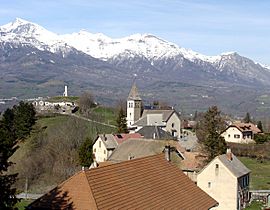 The church and the surrounding buildings in Laye