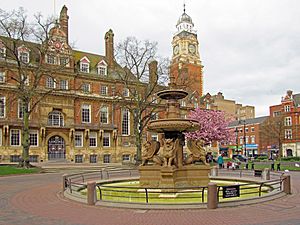 Leicester Town Hall 13795509814 80de745302 o.jpg