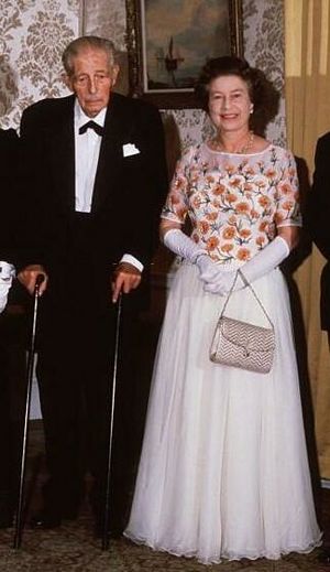 The Queen in Downing Street in 1985 to mark the 250th anniversary of Robert Walpole's occupancy of No.10 (cropped)