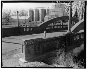 NORTHEAST APPROACH DETAILING LIGHTING STANDARDS, LOOKING SOUTH - Mott Rainbow Arch Bridge, Spanning Cannonball River, Mott, Hettinger County, ND HAER ND,21-MOTT,1-12