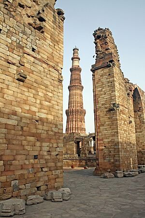 Qutb minar ruins.jpg