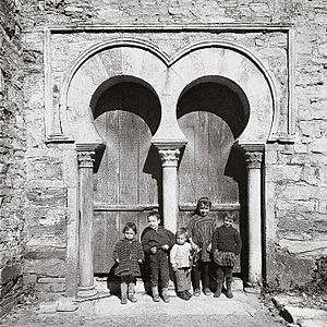 Arcos de herradura mozárabe de Santiago de Peñalba.