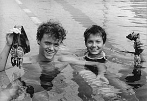 Bundesarchiv Bild 183-1989-0730-002, Jörg Hoffmann und Franziska van Almsick mit Medaillen