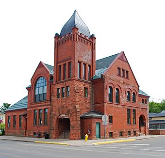 Ishpeming Municipal Building 2009.jpg