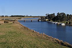 Nicholson-River-and-road-bridge,-Nicholson,-VIC,-13.09.2008