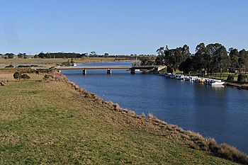 Nicholson-River-and-road-bridge,-Nicholson,-VIC,-13.09.2008.jpg