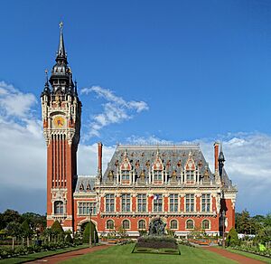 Calais hotel de ville face