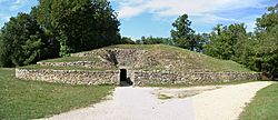 Bougon tumulus-A pano.JPG