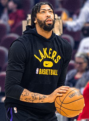 Anthony Davis pre-game (cropped)