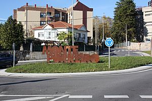 Roundabout at the western entrance to the district