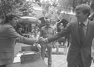 Tom Hayden and U.S. Senator John V. Tunney shaking hands at Los Angeles Press Club, Calif., 1976