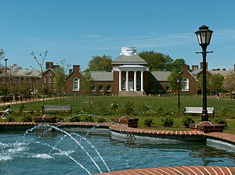 UDel Memorial and Magnolia Circle.JPG