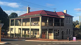 Mundaring Hotel, Jacoby Street, Mundaring.jpg