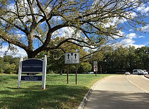 2016-10-22 14 41 22 View north at the south end of the George Washington Memorial Parkway at Virginia State Route 235 (Mount Vernon Highway) in Mount Vernon, Fairfax County, Virginia