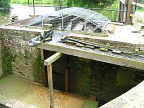 Lordings Lock waterwheel.JPG