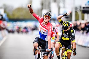 Mathieu van der Poel finisht voor Anthony Turgis, Dwars door Vlaanderen 2019 - fotograaf Lieven De Cock