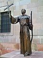 Escultura de Fray Junípero Serra ubicada frente a la Curia de Querétaro