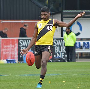 Maurice Rioli kicks (2) 16.04.21