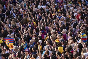 Ada Colau rep les jugadores del Barça femení després de proclamar-se campiones d’Europa 06