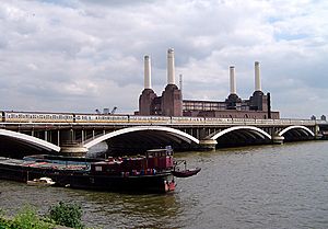 Grosvenor Bridge, River Thames, London, England.jpg