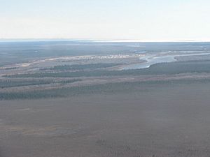 Attawapiskat Town between Attawapiskat River