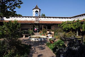 Casa de Estudillo courtyard 04