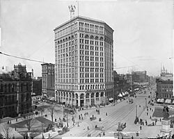 DetroitMajesticBldgMoonlightTower1890s.jpg