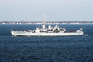 HMS Phoebe (F42) entering Hampton Roads 1990
