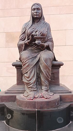 Maharani Ahilyabai Holkar, statue