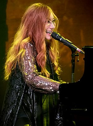 Tori Amos 12 01 2017 -7 (39335517972).jpg