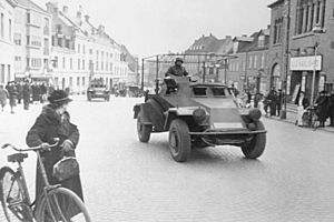 Bundesarchiv Bild 101I-753-0010-19A, Jütland, deutscher Spähpanzer (Sd. Kfz. 222)