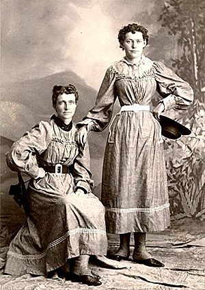 Helga and Clara Estby.jpg