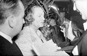 News. Anna Neagle BAnQ P48S1P01531