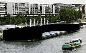 Piscine Joséphine Baker ouverte Paris