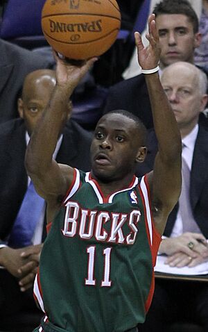 Earl Boykins shooting (cropped).jpg