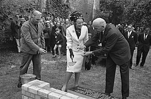 Prinses Beatrix in Brugge, eerste steen gelegd voor de bibliotheek Europacollege, Bestanddeelnr 917-8422