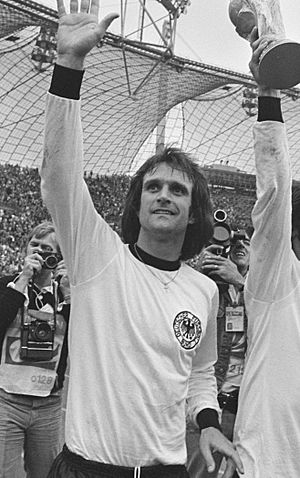 Wolfgang Overath 1974.jpg