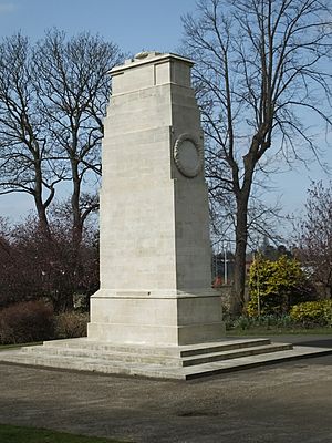 Brenchley Gardens Cenotaph 0097.JPG