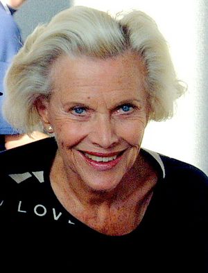 Honor Blackman 2000.jpg