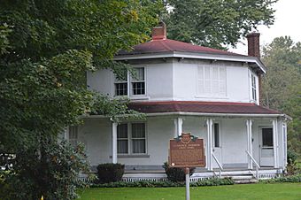 Clarence Darrow Octagon House.jpg