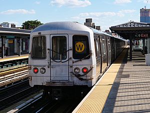 R46 W train at 30th Avenue