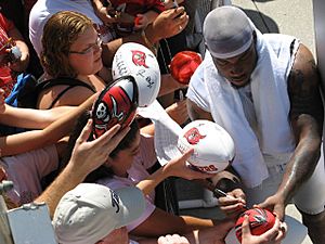 20070804 Cato June signs autographs at training camp