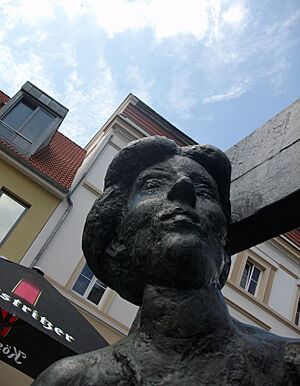 Frau am Fischerbrunnen, Greifswald